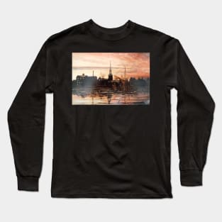 SAILING BARGE PASSING ST MARY'S CHURCH ROTHERHITHE LONDON Long Sleeve T-Shirt